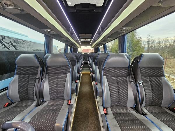 Bus osobowy Iveco Rosero First 5